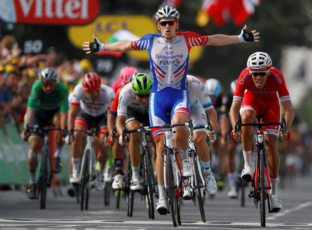 Arnaud Démare celebra su victoria en la llegada al esprint de Pau tras sus polémicas etapas en los Pirineos.