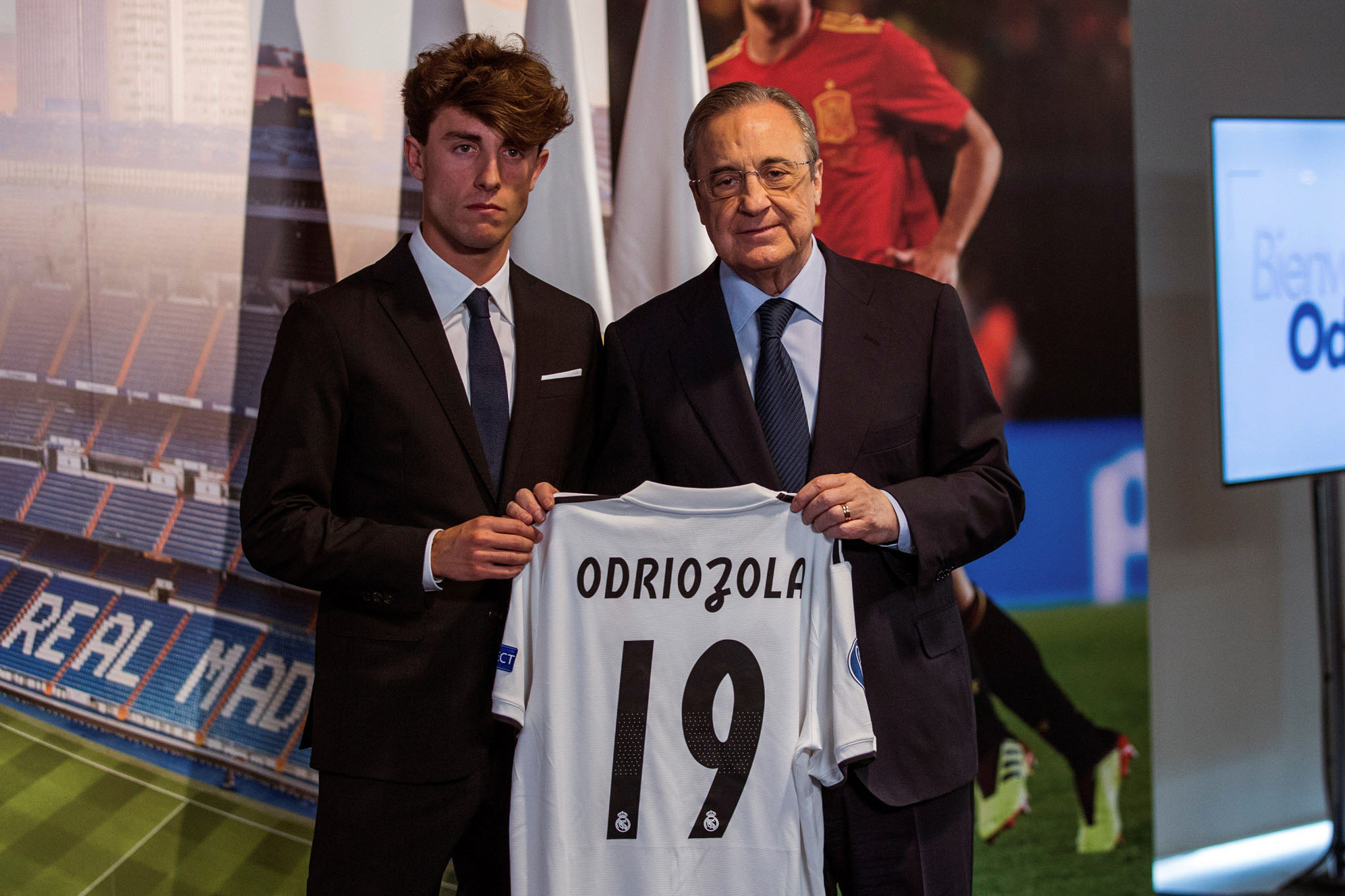 Florentino Pérez (dcha) entrega a Álvaro Odriozola la camiseta del Real Madrid, club en el que lucirá el dorsal 19.