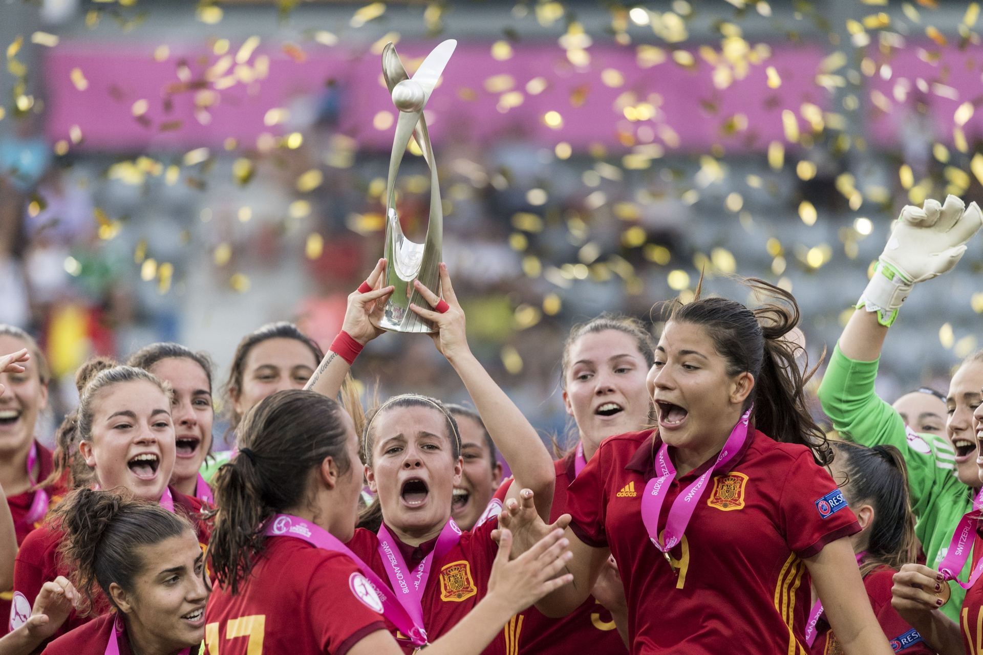 España revalida el título de campeona sub-19 tras imponerse a Alemania 1 Las jugadoras españolas celebran el campeonato conseguido en Suiza.