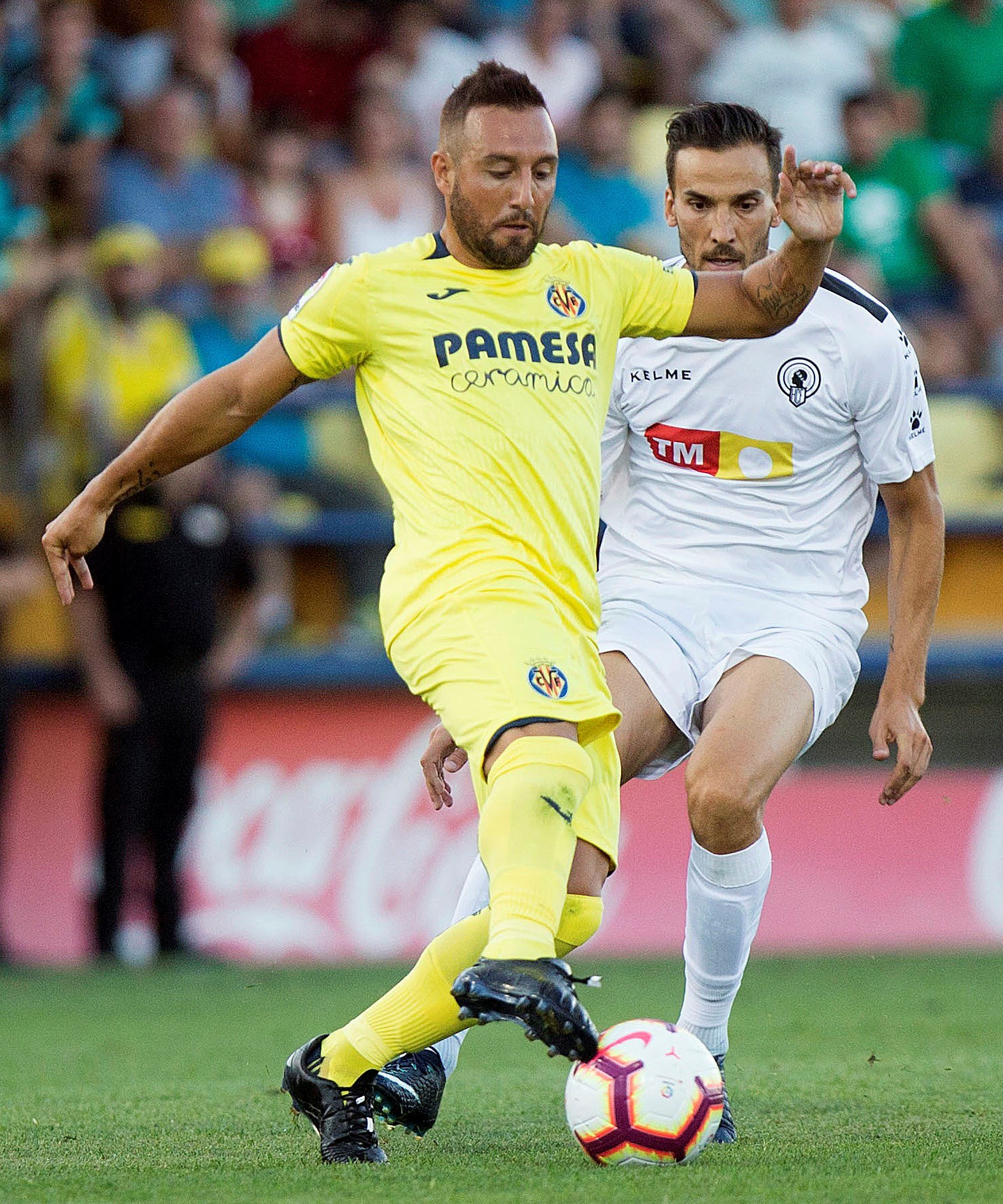 Santi Cazorla controla un balón en el amistoso ante el Hércules.