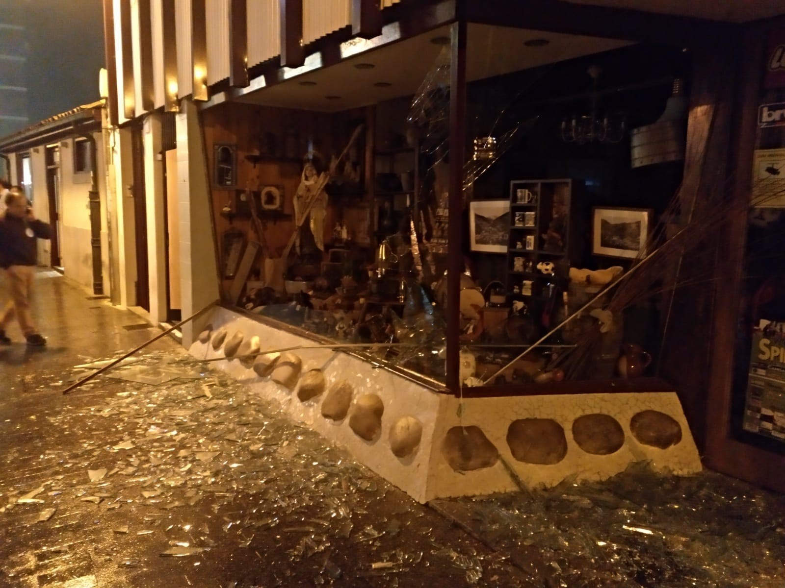La rotura de los cristales de comercios y viviendas de alrededor, la principal consecuencia de la explosión.