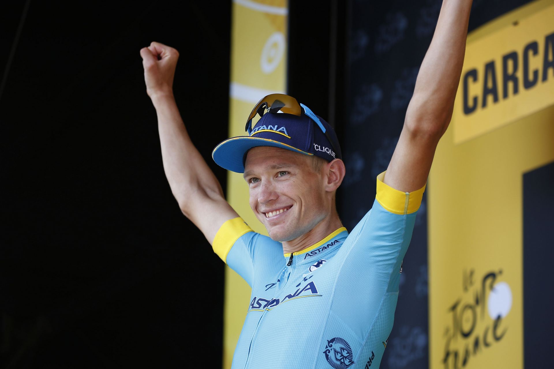 El ciclista danés Magnus Cort Nielsen celebra en el podio la victoria durante la decimoquinta etapa del Tour.