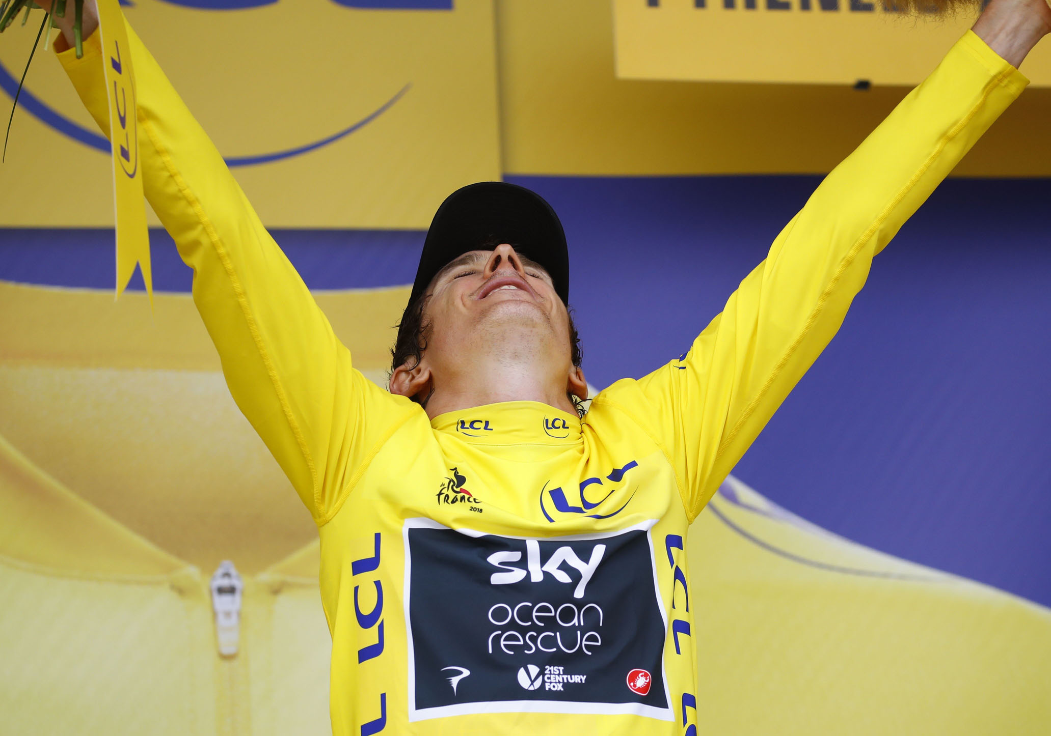 Geraint Thomas celebra en el podio su triunfo virtual en el Tour de Francia, que hoy confirmará con la tradicional etapa de homenaje en los Campos Elíseos.