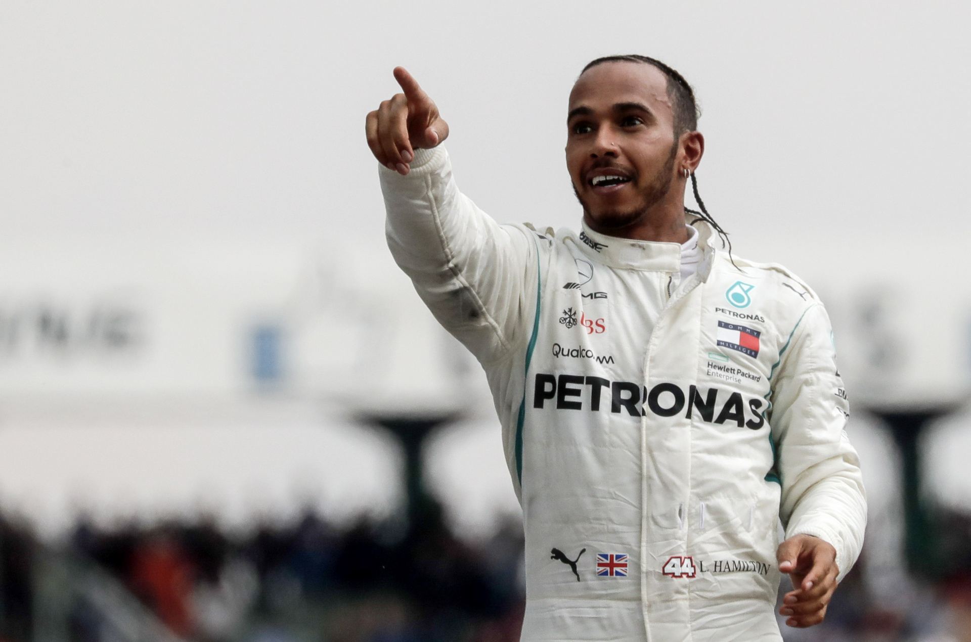 El piloto británico de Fórmula 1 del equipo Mercedes Lewis Hamilton celebra la victoria en Alemania.
