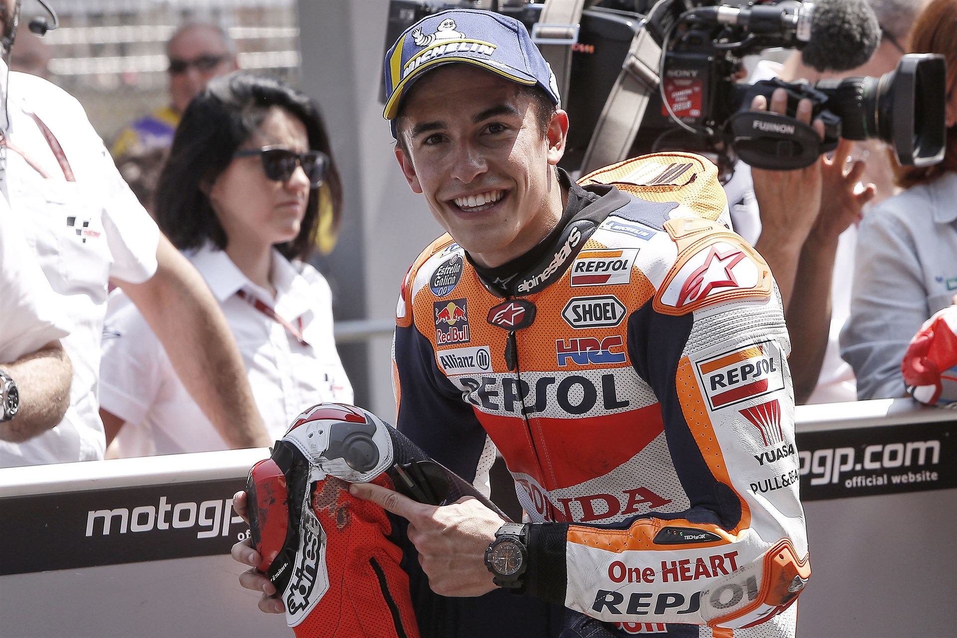 El piloto de MotoGP del equipo Repsol Honda Marc Márquez posa ante los medios de comunicación.