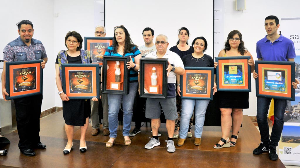 Cocineros y propietarios de los establecimientos hosteleros ganadores posaron con sus premios. / kamarero