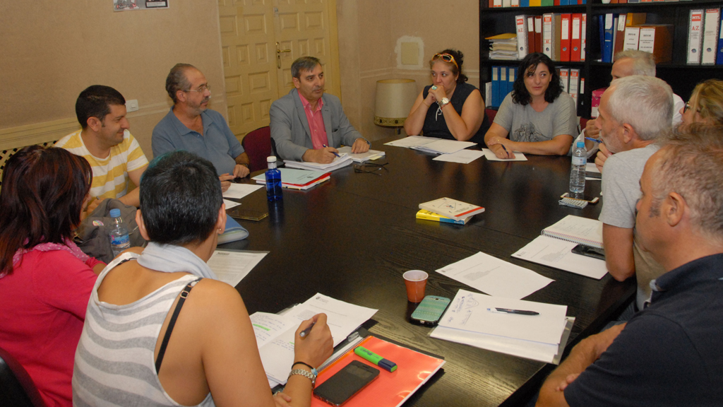 Un momento de la reunión entre equipo de Gobierno y delegado sindicales y de empresa. / el adelantado