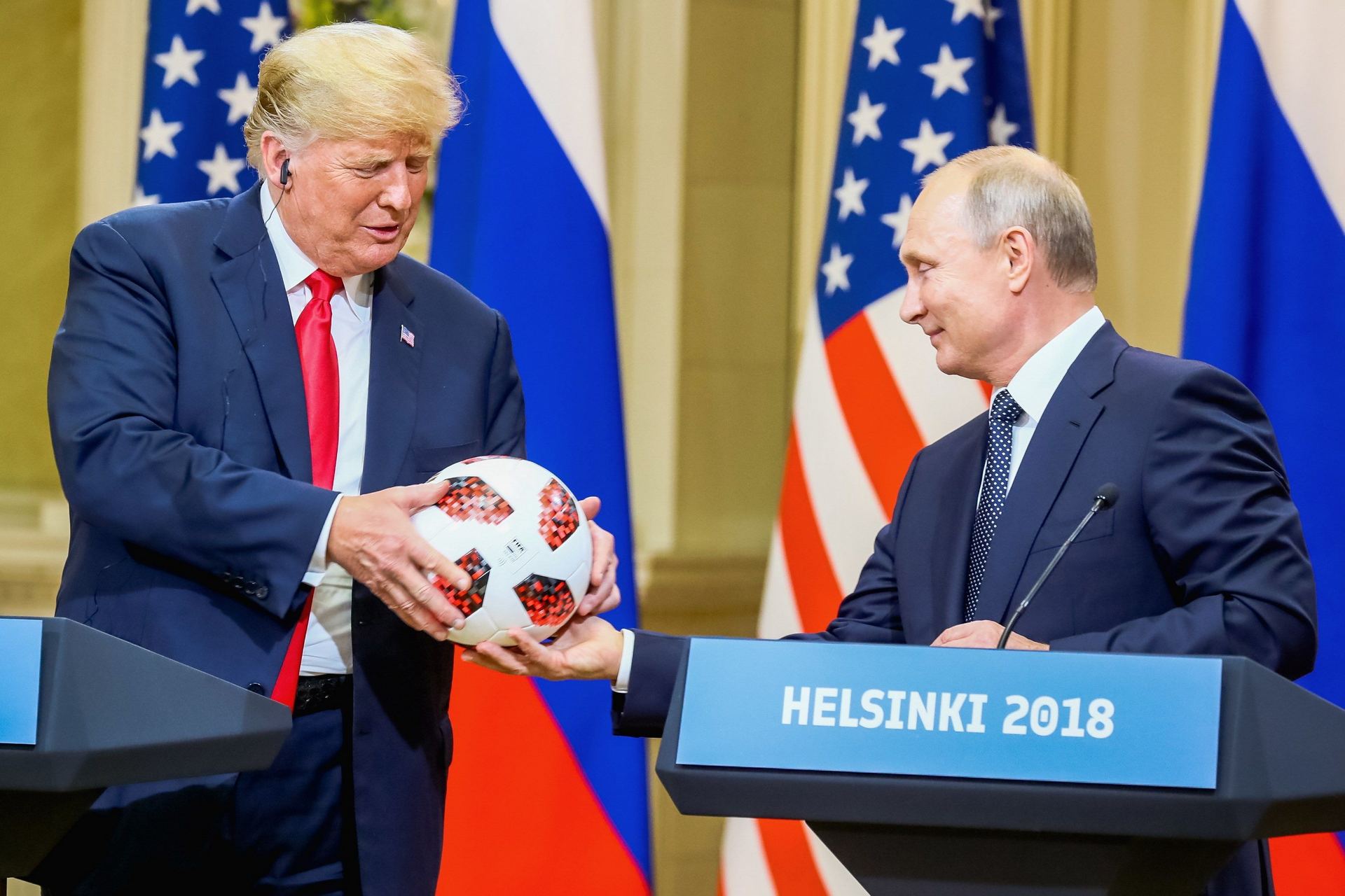 El presidente Donald J. Trump, recibe un balón del Mundial de Rusia 2018 de parte de su homólogo ruso.