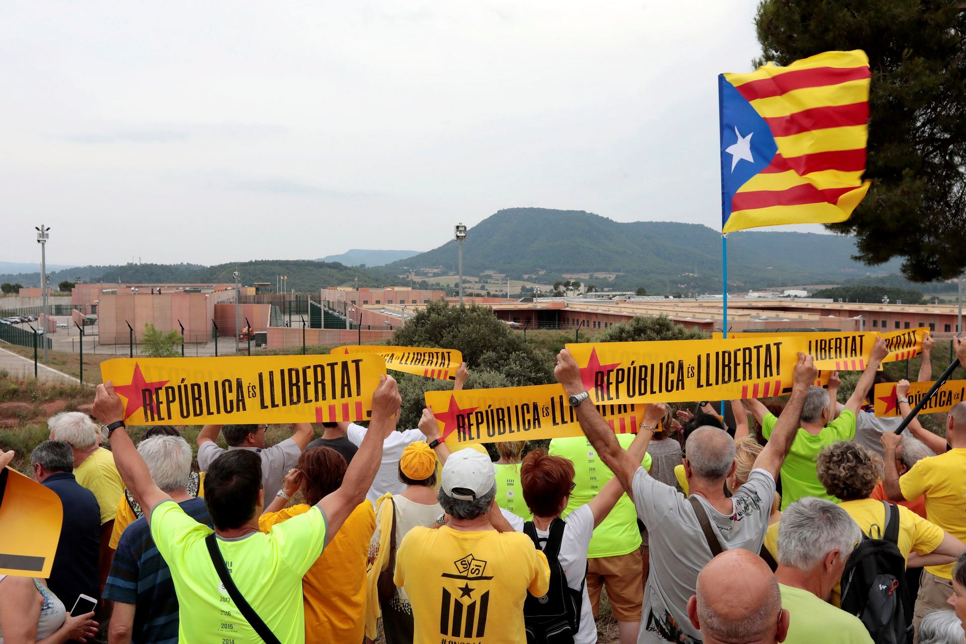 Los políticos presos en la cárcel de Lledoners reciben el apoyo de afines al soberanismo que piden su libertad.