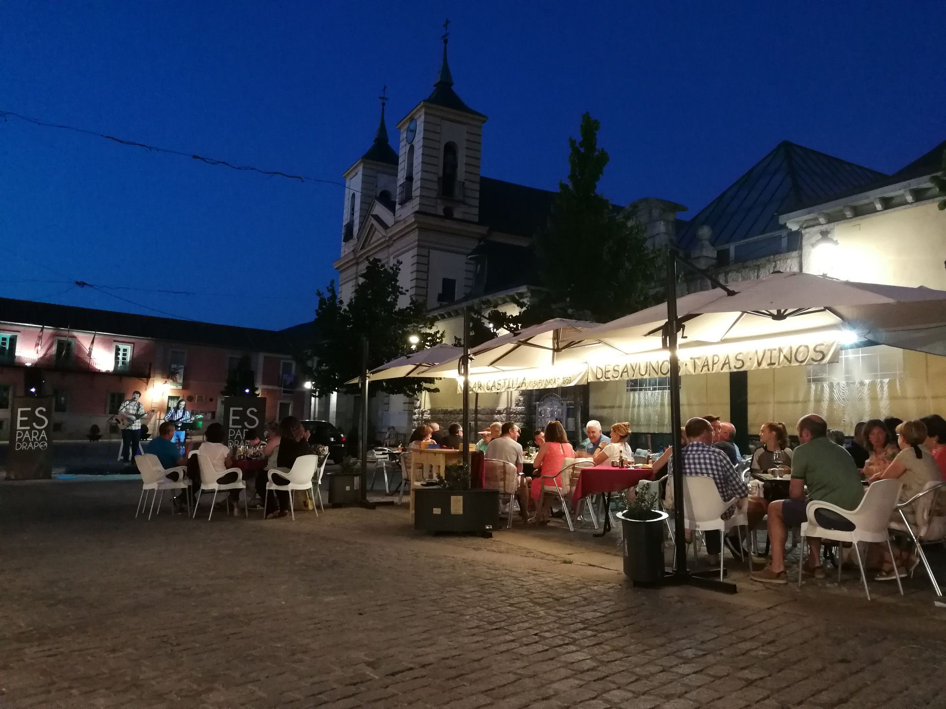 La terraza del bar Castilla acogió a unas 120 personas gracias a la actuación de ‘Esparadrapo’.
