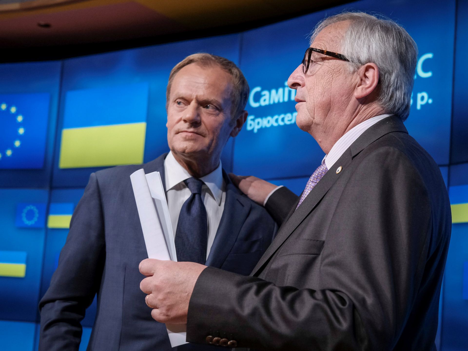 El presidente del Consejo Europeo, Donald Tusk y el de la Comisión Europea, Jean-Claude Juncker comentan las dimisiones. / EFE