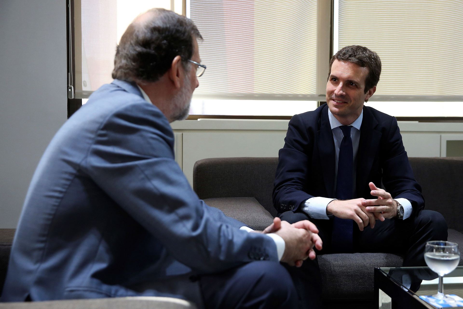 El nuevo presidente del Partido Popular, Pablo Casado,d., y el presidente del PP saliente, Mariano Rajoy. / EFE