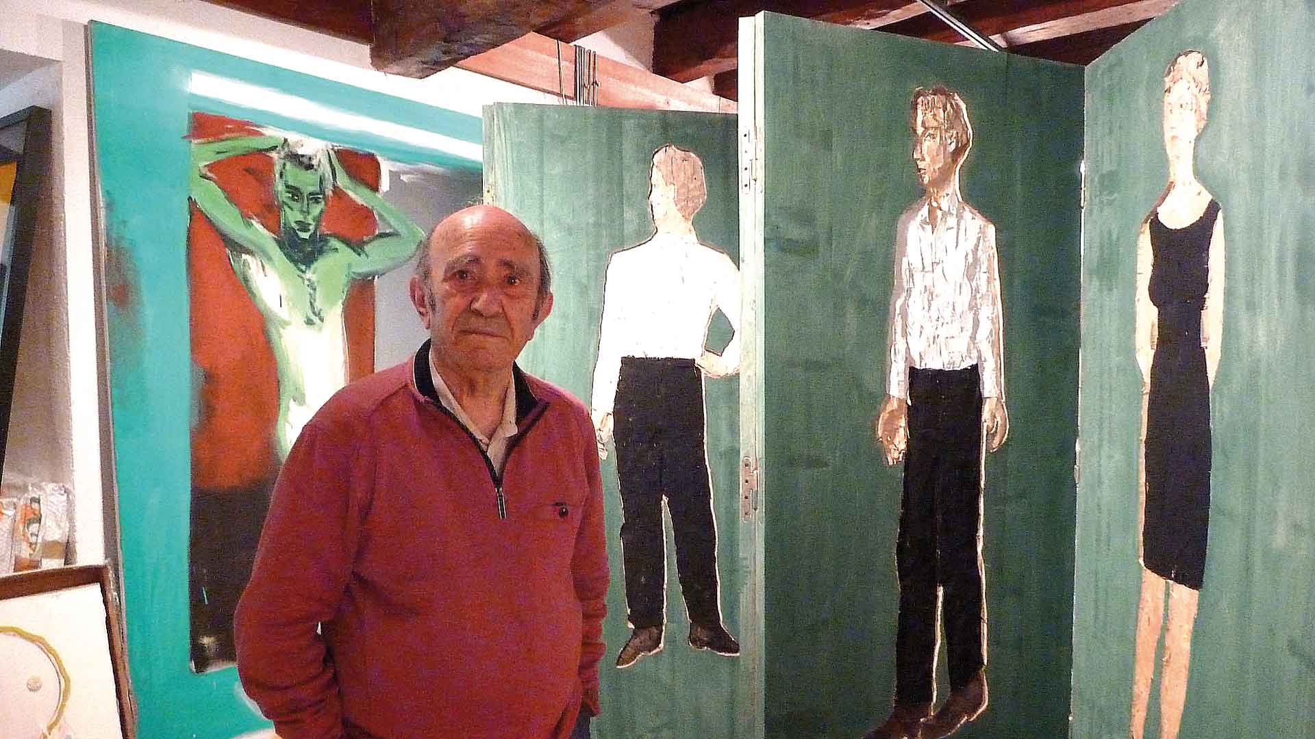 Marcos Martín Blanco junto al biombo de Stephan Balkenhol. / TERESA SANZ TEJERO