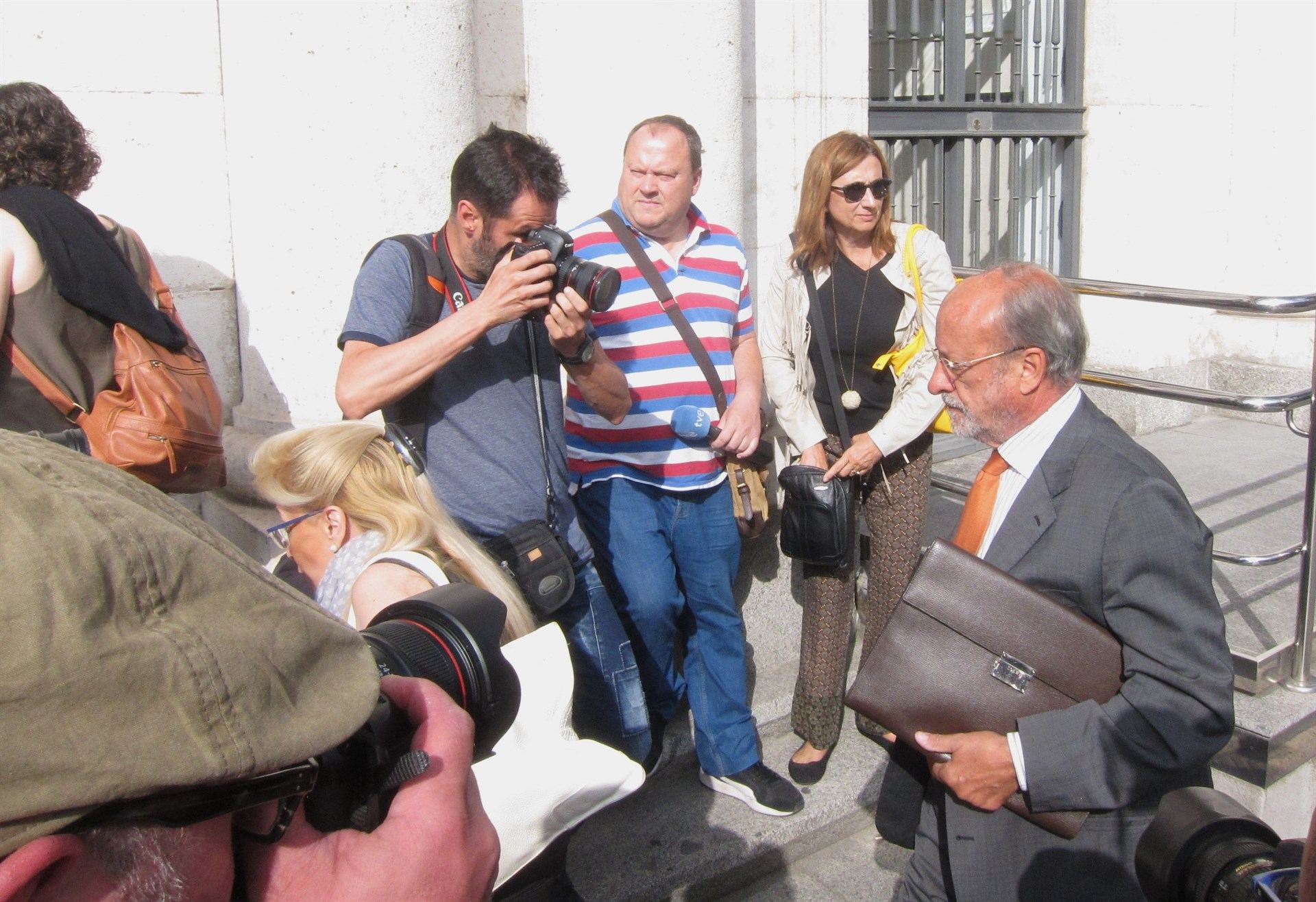 Francisco Javier León de la Riva en su llegada a la Audiencia de Valladolid para el juicio.