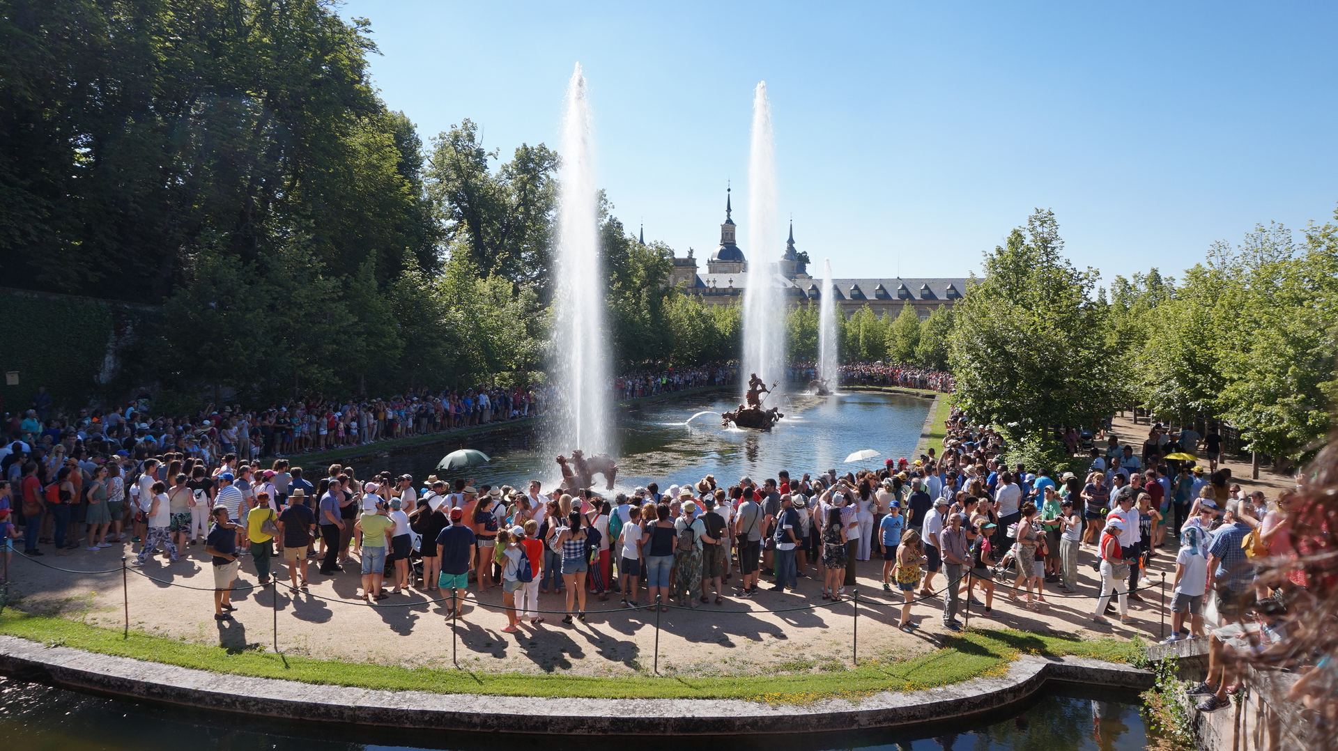 El conjunto de Fuentes ‘Carrera de Caballos’, muy cerca de la fachada del Palacio Real, fue el segundo en activarse.