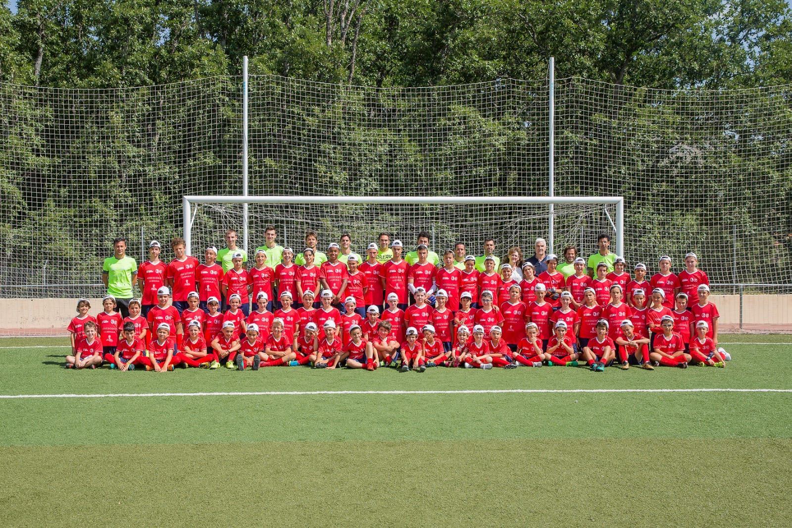 Esta semana han participado 74 niños en el campus de fútbol.