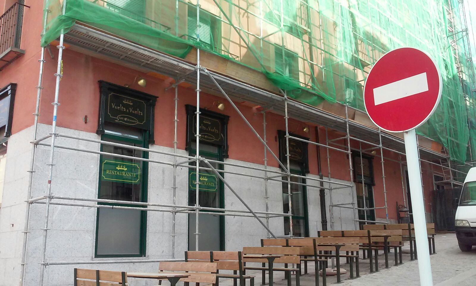 El propietario del restaurante ‘Vuelta y Vuelta’ dice que unos andamios son los culpables de las anulaciones de reserva.