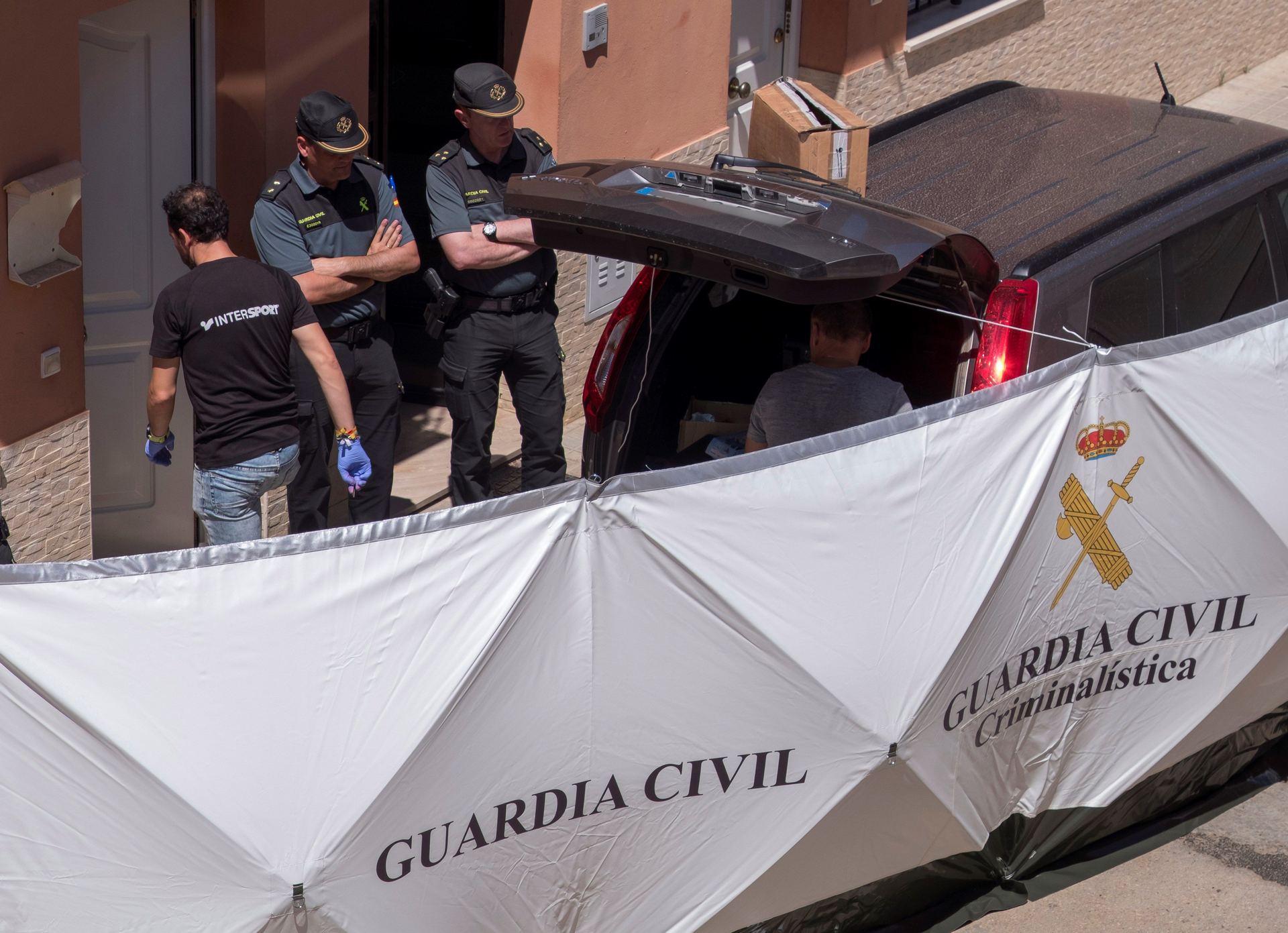 Agentes de la Guardia Civil en la vivienda donde la mujer, de nacionalidad rumana, fue asesinada.