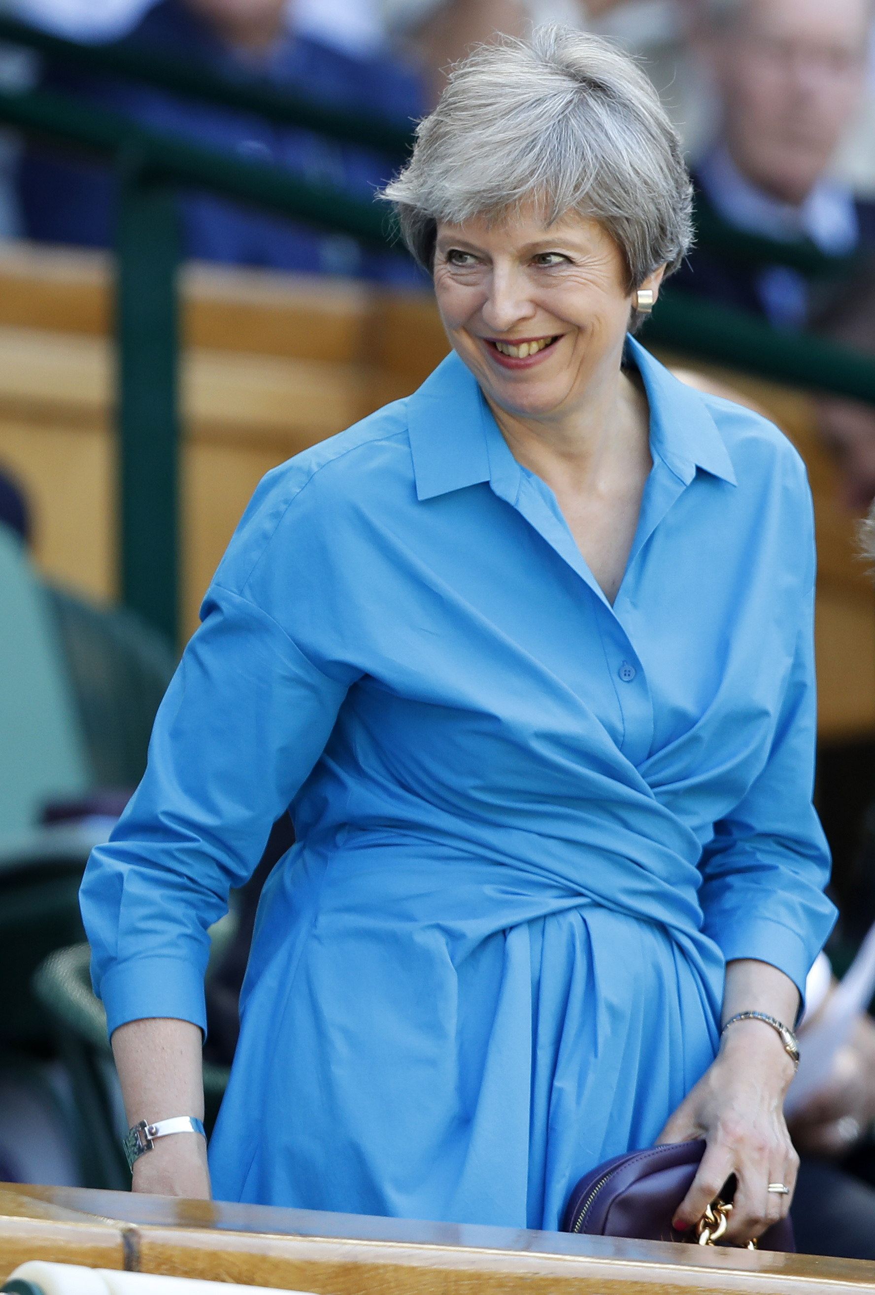 Theresa May en una imagen tomada ayer durante la final del torneo de Wimbledon.