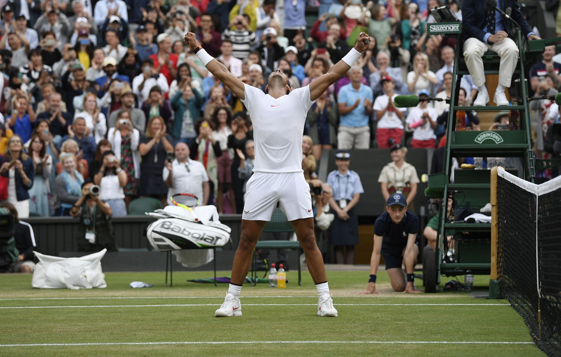 El manacorí Rafa Nadal celebra un peleado triunfo ante Del Potro, que le lleva a la semifinal de Wimbledon.