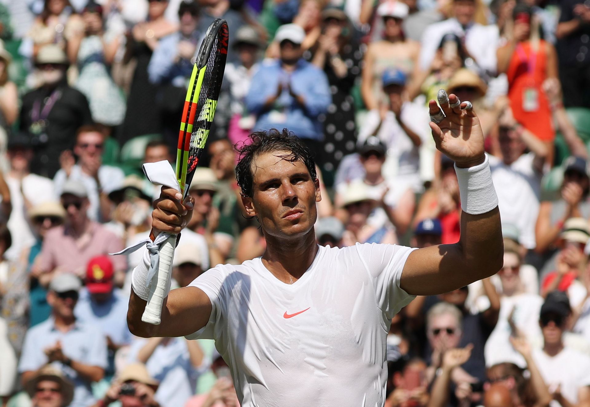 Rafael Nadal celebrando su victoria contra el australiano Alex De Miñaur, ayer en la final de Wimbledon.