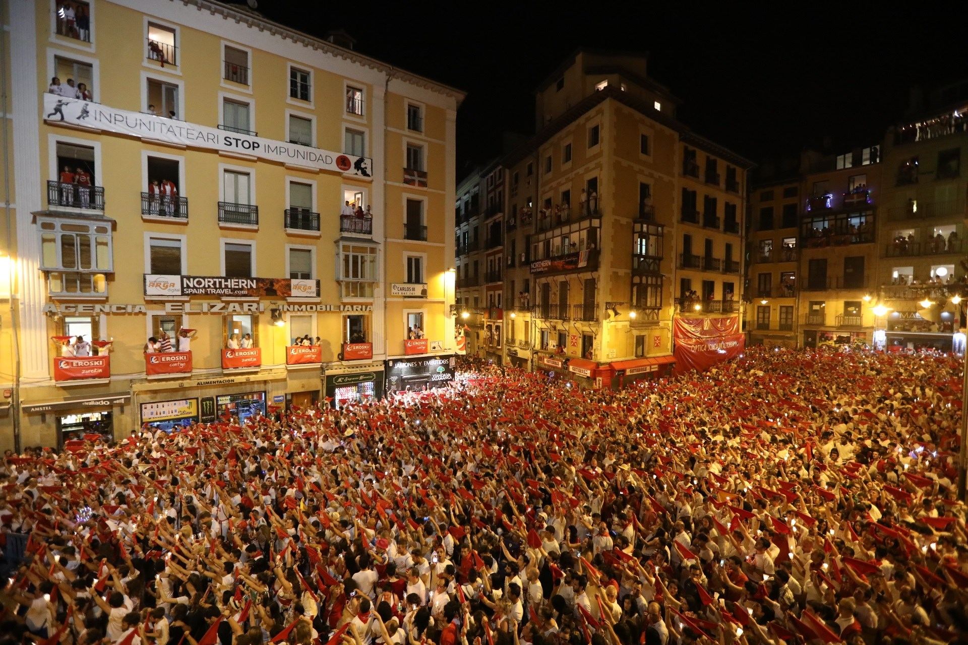 Instantánea del ‘Pobre de mí’ que puso el punto y final a la fiesta pamplonica de los Sanfermines.