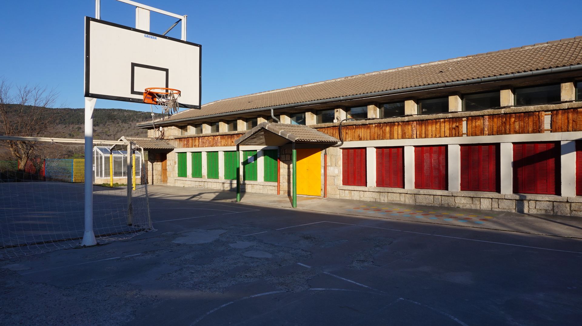 El Ayuntamiento ehará cemento en la pista de la Comunidad Educativa.