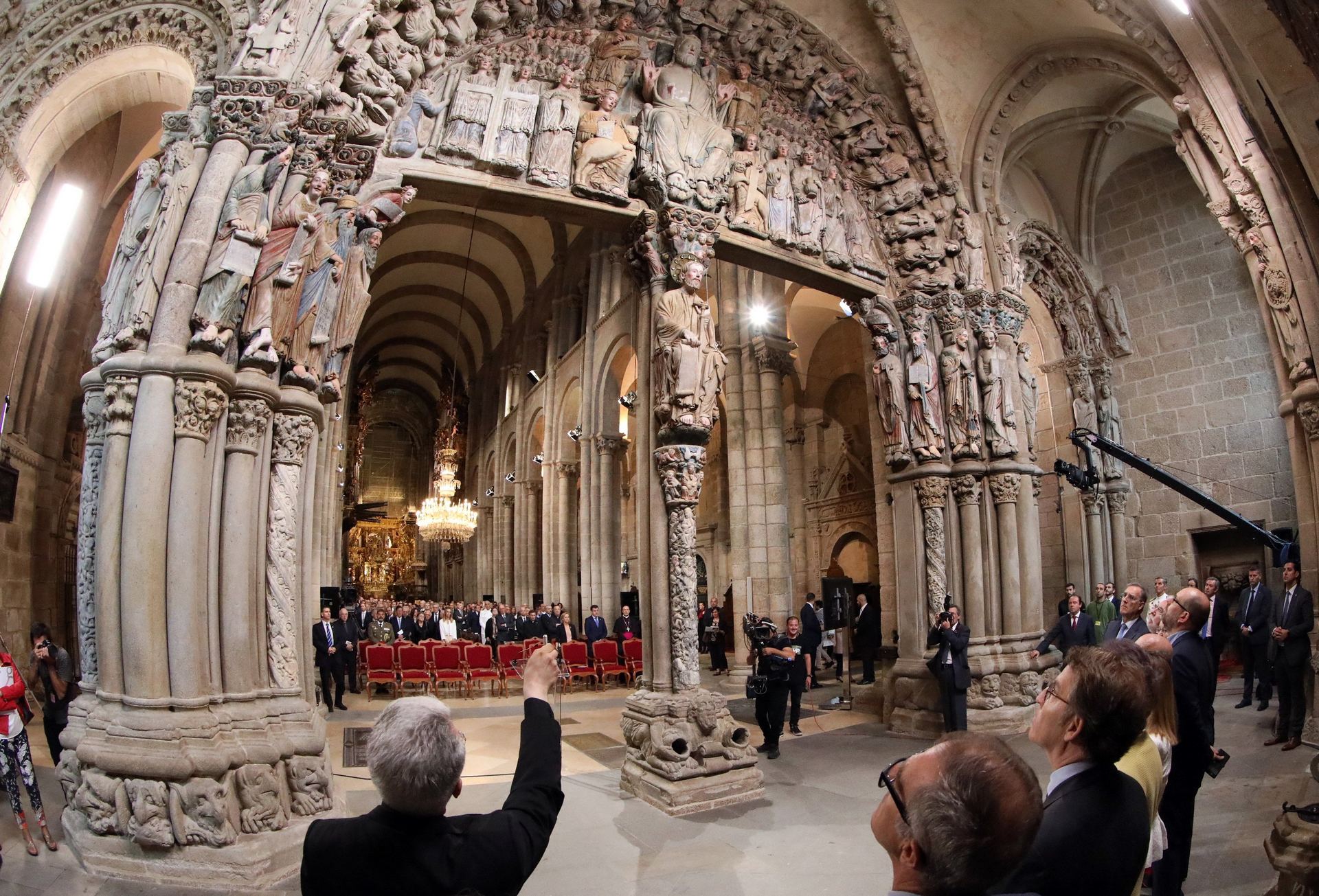 La Reina Sofía acompañada del presidente de la Xunta, Alberto Núñez Feijoo y de la presidenta del Congreso, Ana Pastor, asiste a la inauguración oficial.