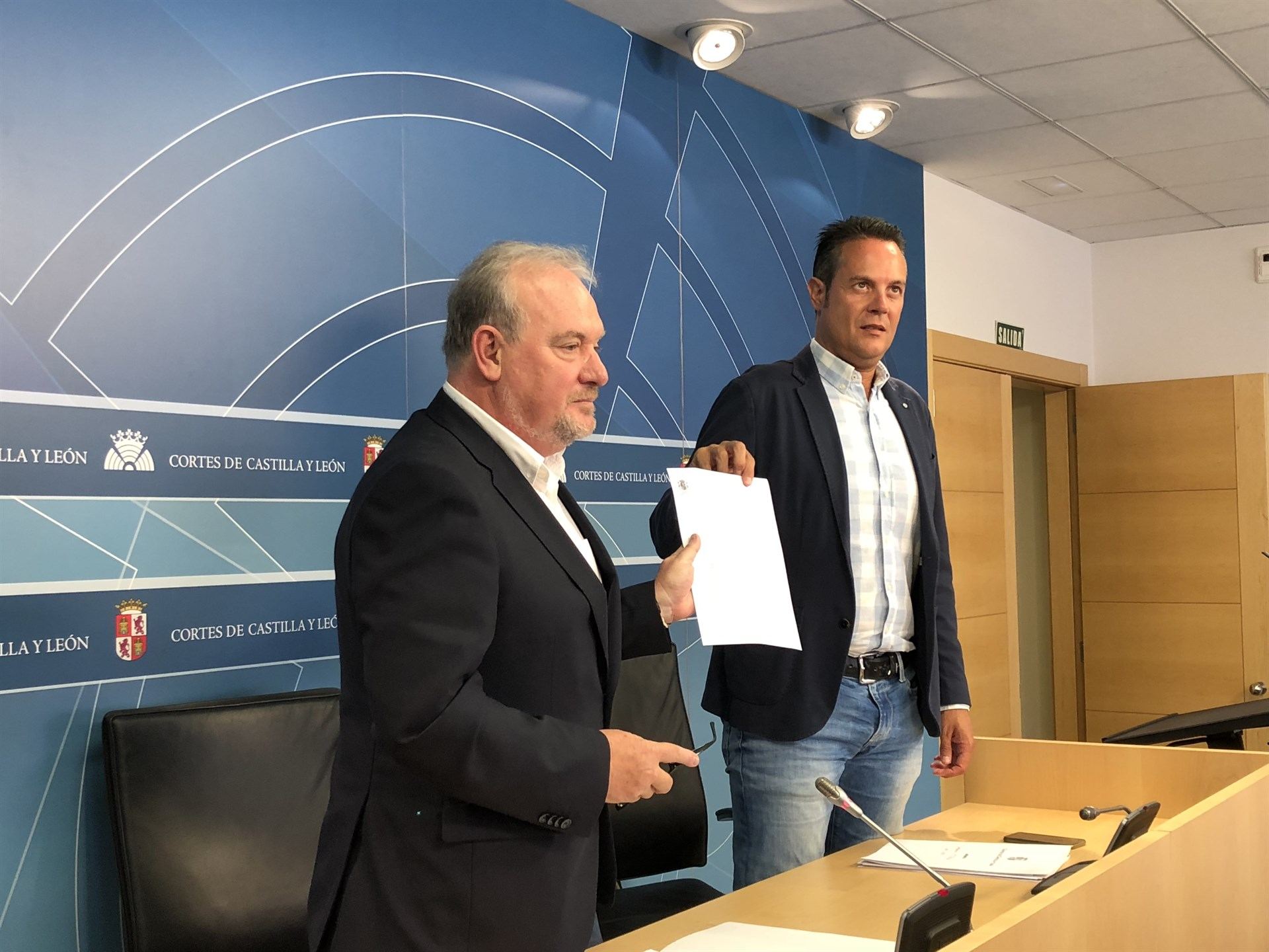 José Francisco Martín (i) y Pedro González muestran la notificación del Tribunal Constitucional