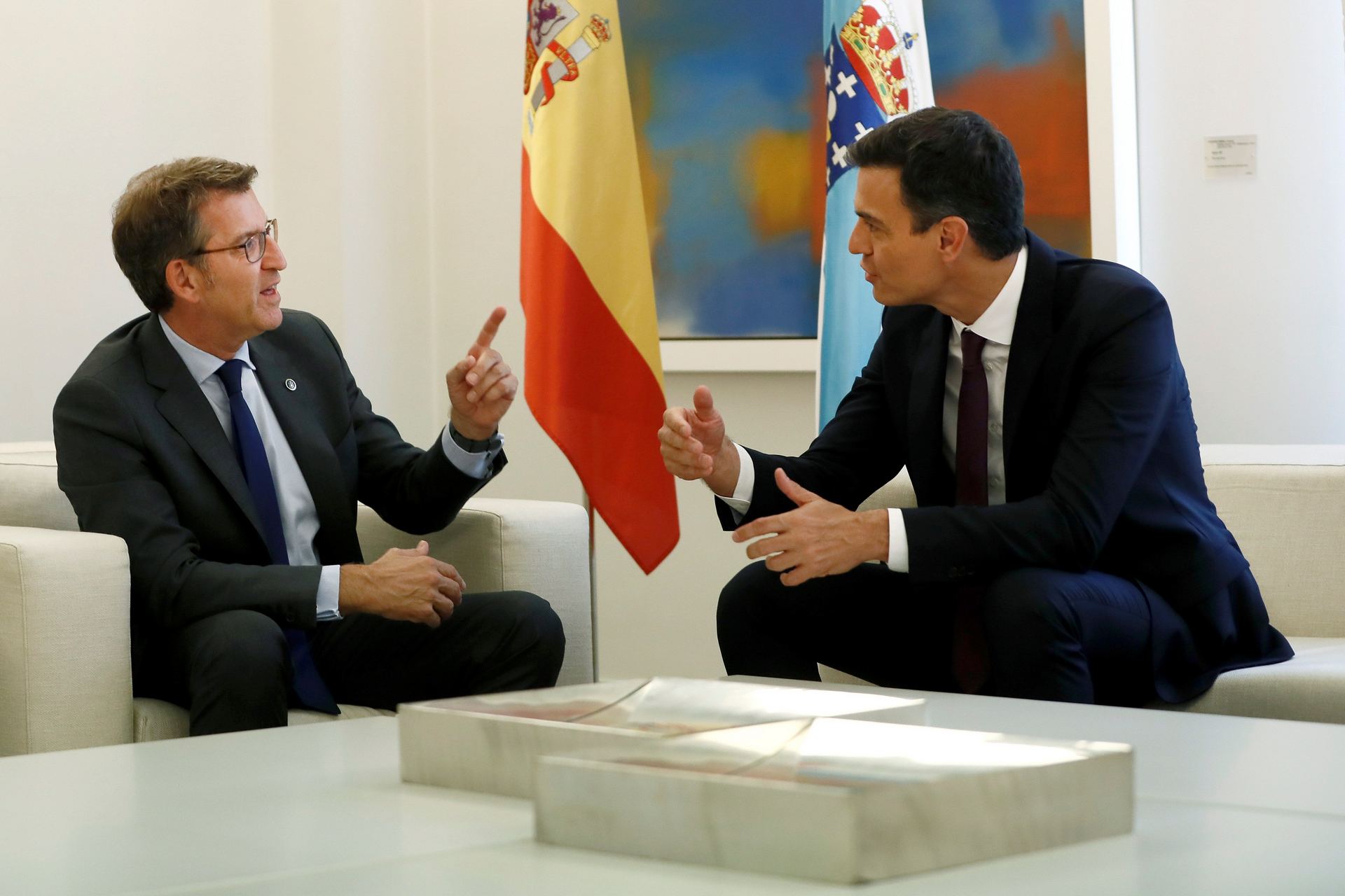 El presidente de la Xunta de Galicia, Alberto Núñez Feijóo (i) junto al presidente del Gobierno, Pedro Sánchez, durante su encuentro en Moncloa.
