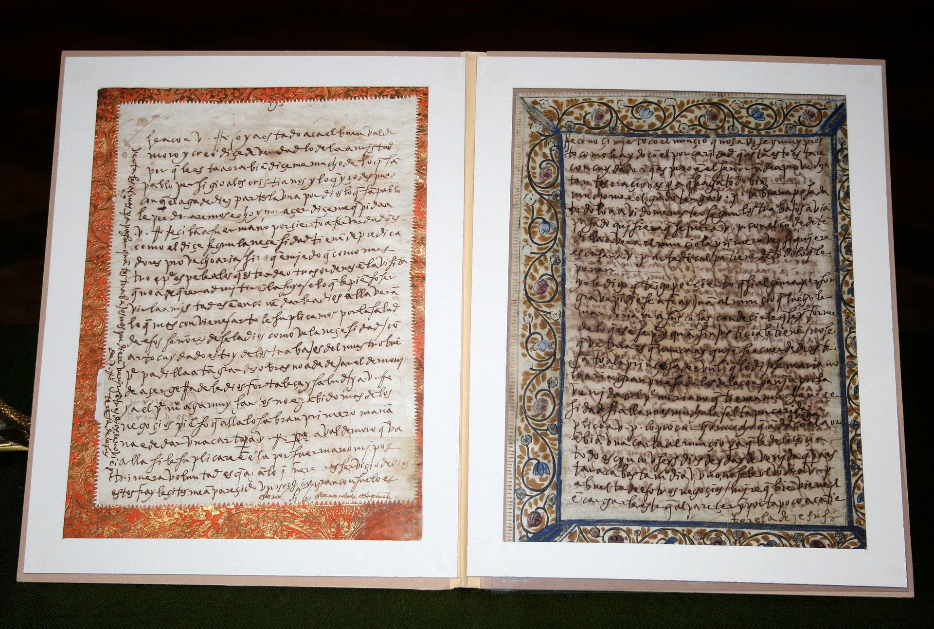 Dos cartas manuscritas de Santa Teresa de Jesús que has sido recuperas por la Guardia Civil..