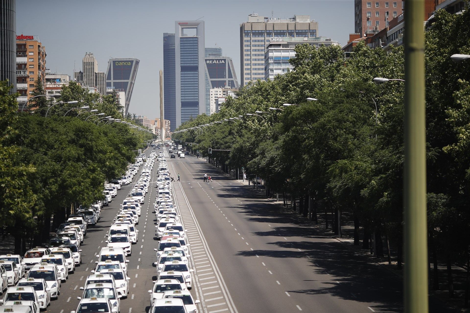 Concentración de taxistas en el Paseo de la Castellana de Madrid ante el Ministerio de Fomento ayer.