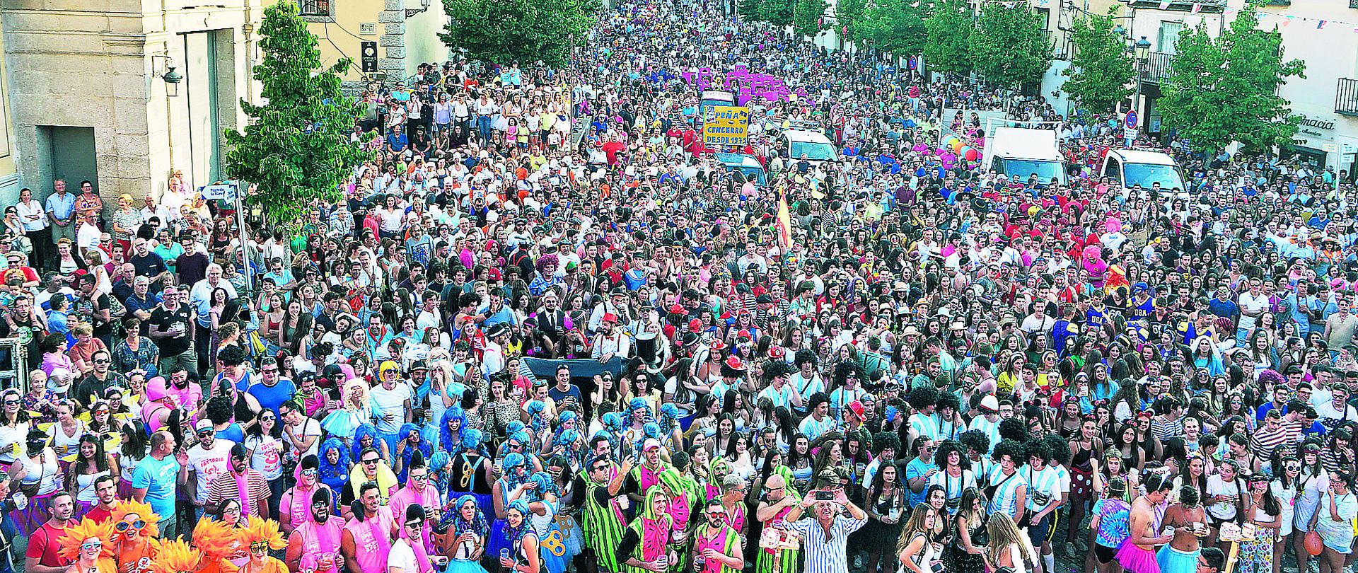 Más de 5.000 vecinos y visitantes inundaron la plaza de los Dolores durante el pregón de las Fiestas de San Luis 2018.