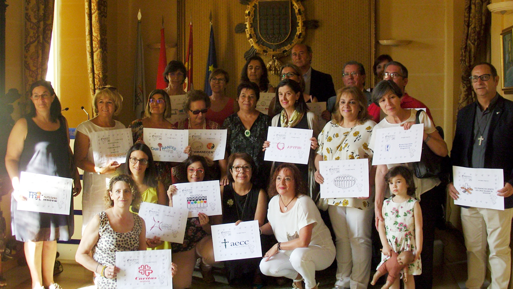 Entrega del dinero recaudado en la Marcha de Mujeres 1 10_2-mujeres