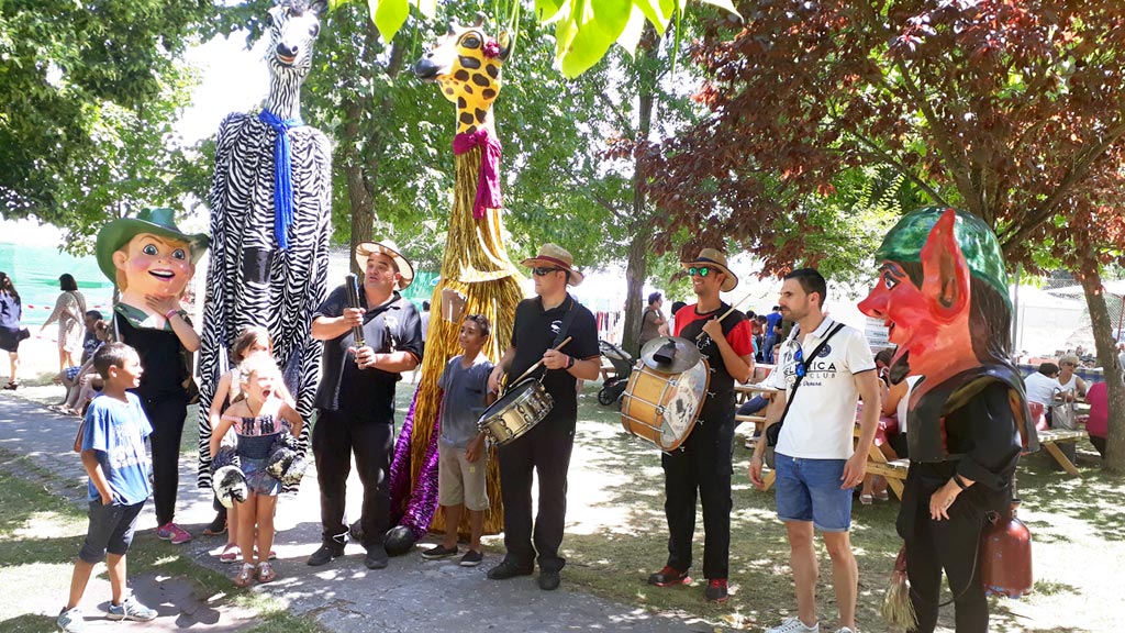 La Feria de Artesanía de Fuenterrebollo cosechó un nuevo éxito de público 1 La dulzaina y el tamboril amenizaron la muestra. / el adelantado