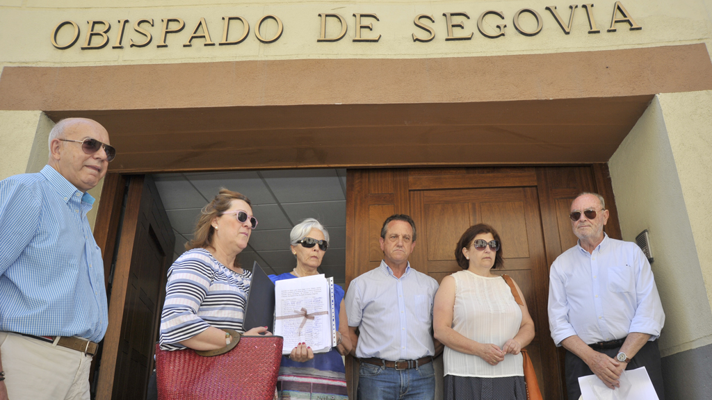 Miembros del Consejo Pastoral entregaron en julio unas 4.000 firmas en el Obispado. / kamarero