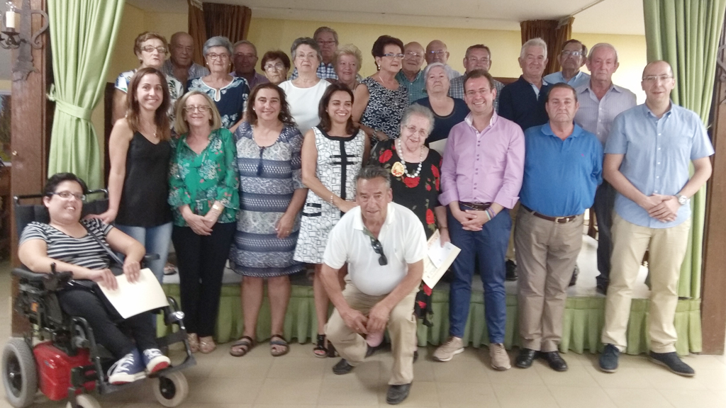 Juegos de verano en El Espinar 1 Foto de familia de los ganadores de los campeonatos junto a las autoridades locales. / el adelantado