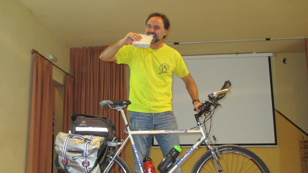 Fernando Álvaro, con su bicicleta, contó su experiencia a vecinos y amigos. / L.M.