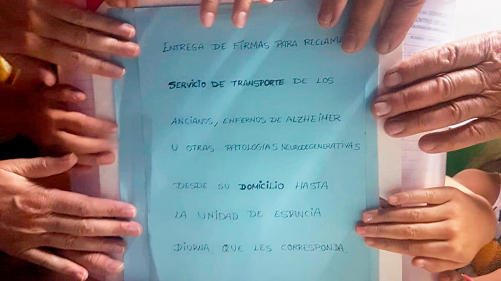 Manos de mayores y pequeños sostienen la petición. / el adelantado