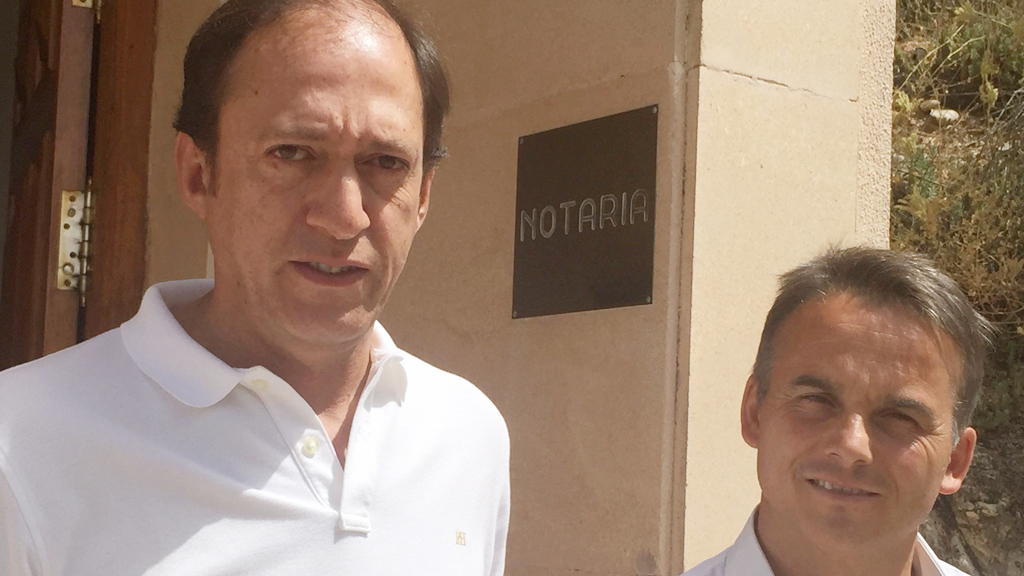 Los Hermanos de San Juan de Dios donan su casa de Cantalejo a los mayores 1 El Hermano Ángel A. Medina, junto al alcalde de Cantalejo, tras la firma de la donación. / el adelantado