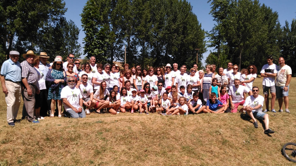 Los vecinos se fotografiaron junto a los árboles plantados. / el adelantado