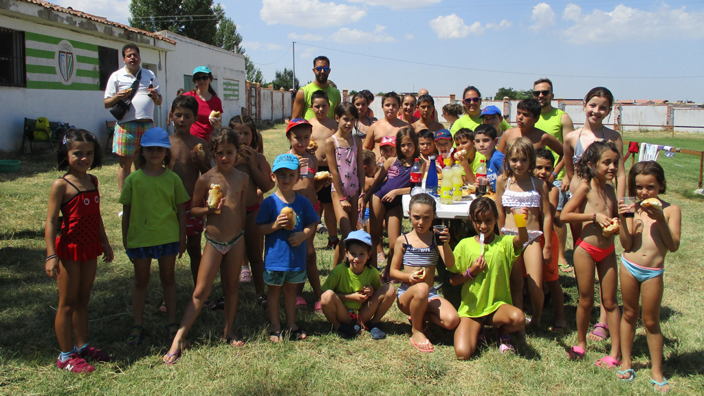 Dos imágenes divertidas de los más pequeños en los juegos de agua, en la fiesta de clausura. / L.M.