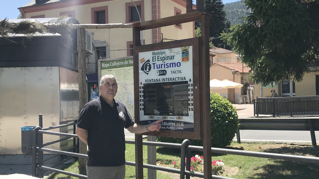 Heliodoro Martín, junto a la nueva ventana. / el adelantado