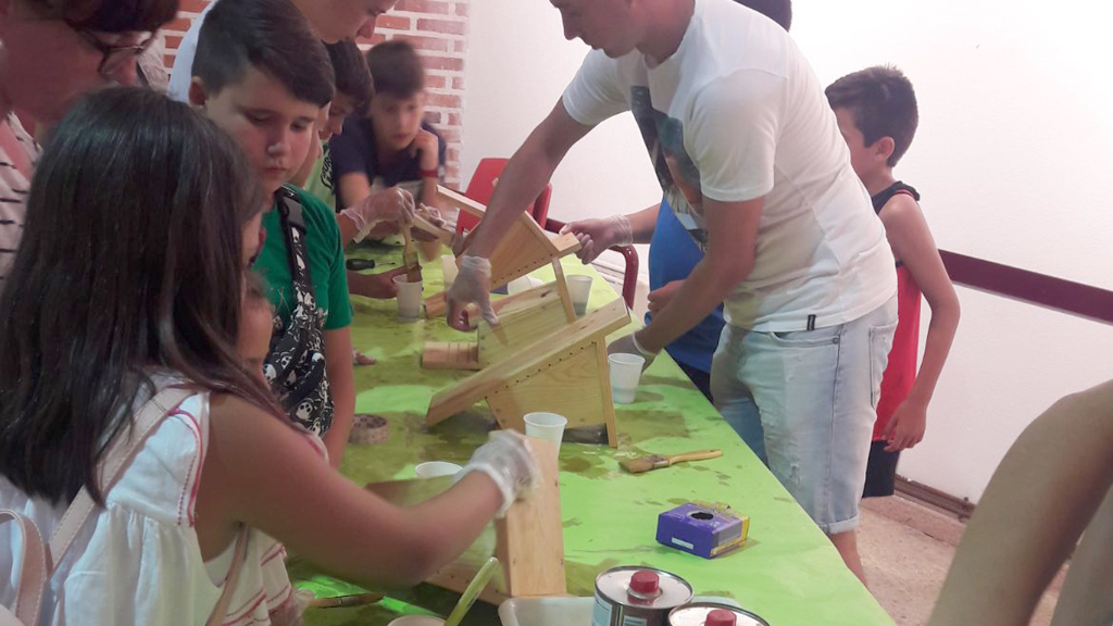 Tabanera del Monte celebró la Noche de los Murciélagos 1 Los más pequeños también mostraron interés por los murciélagos. / el adelantado