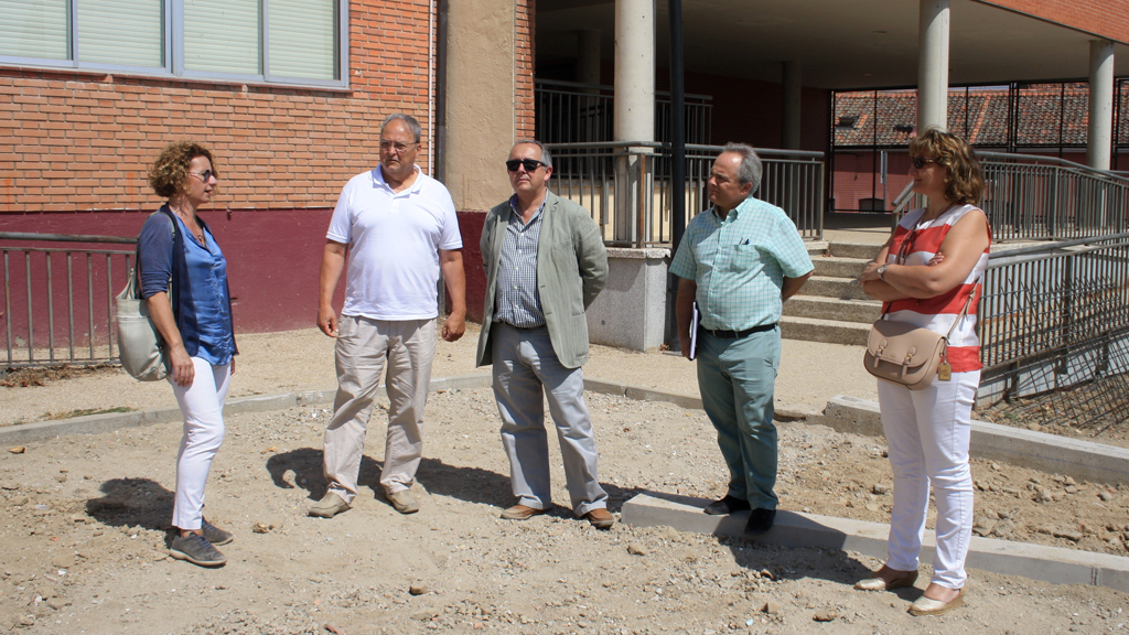 Un momento de la visita del delegado, en el centro, al colegio de Torrecaballeros. / el adelantado