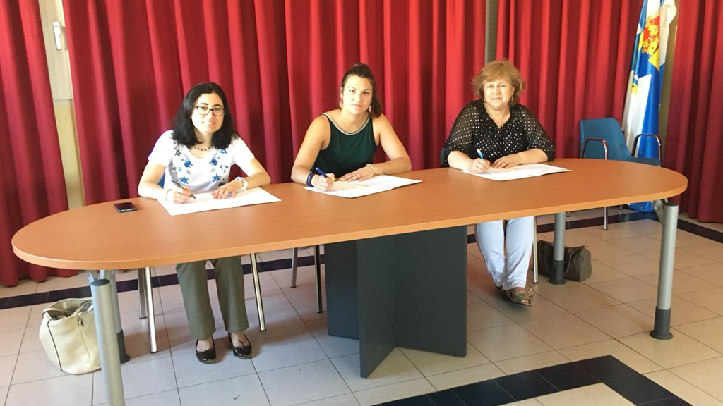 Las tres alcaldesas, durante la firma del convenio de colaboración en el Ayuntamiento de Grajera. / el adelantado