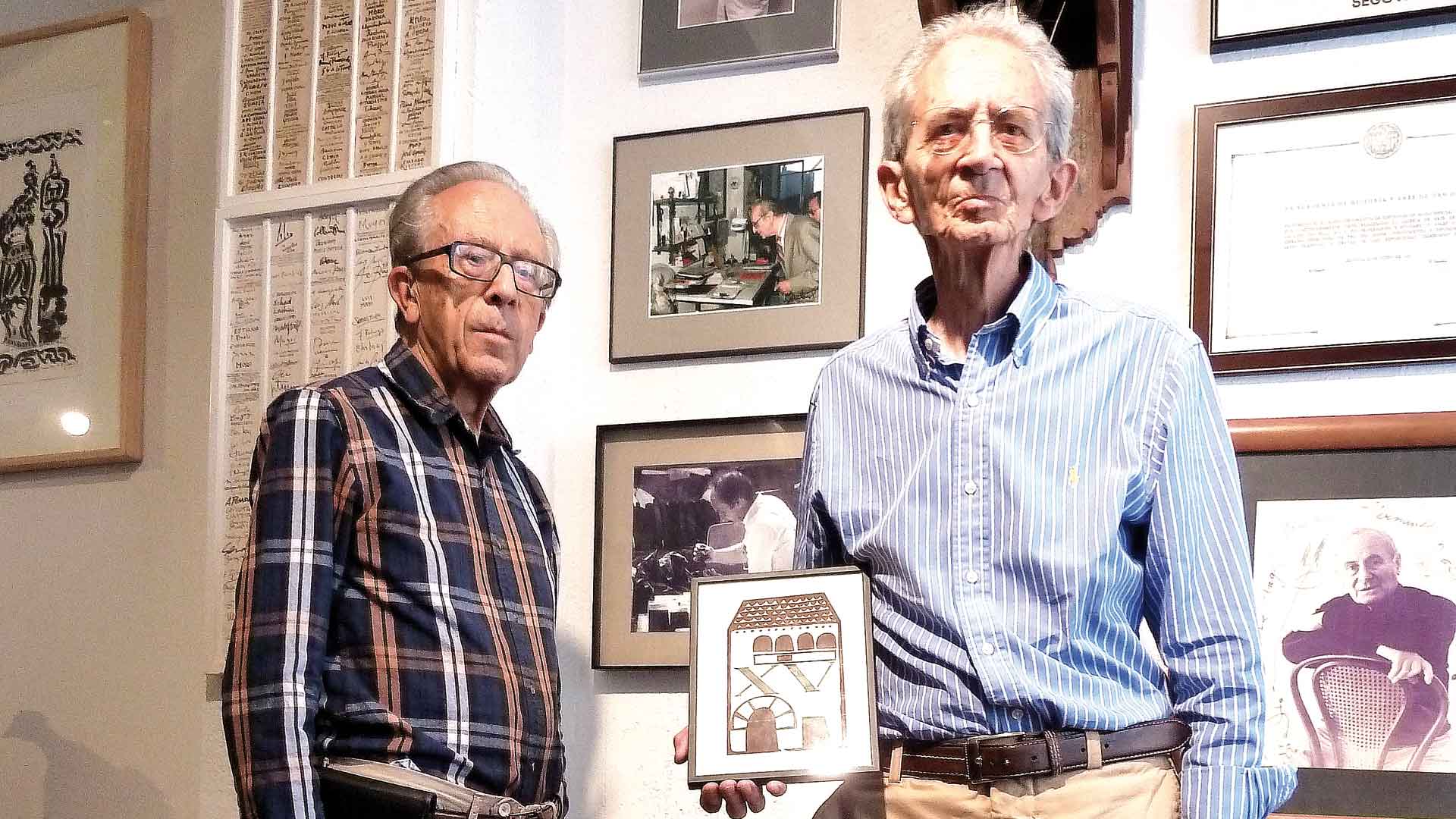 Angel (izq) y Jesús con el anagrama de la casa del siglo XV. / TERESA SANZ TEJERO