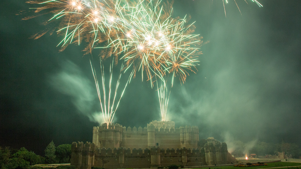 Espectaculares los fuegos artificiales sobre el Castillo de Coca. / nerea llorente