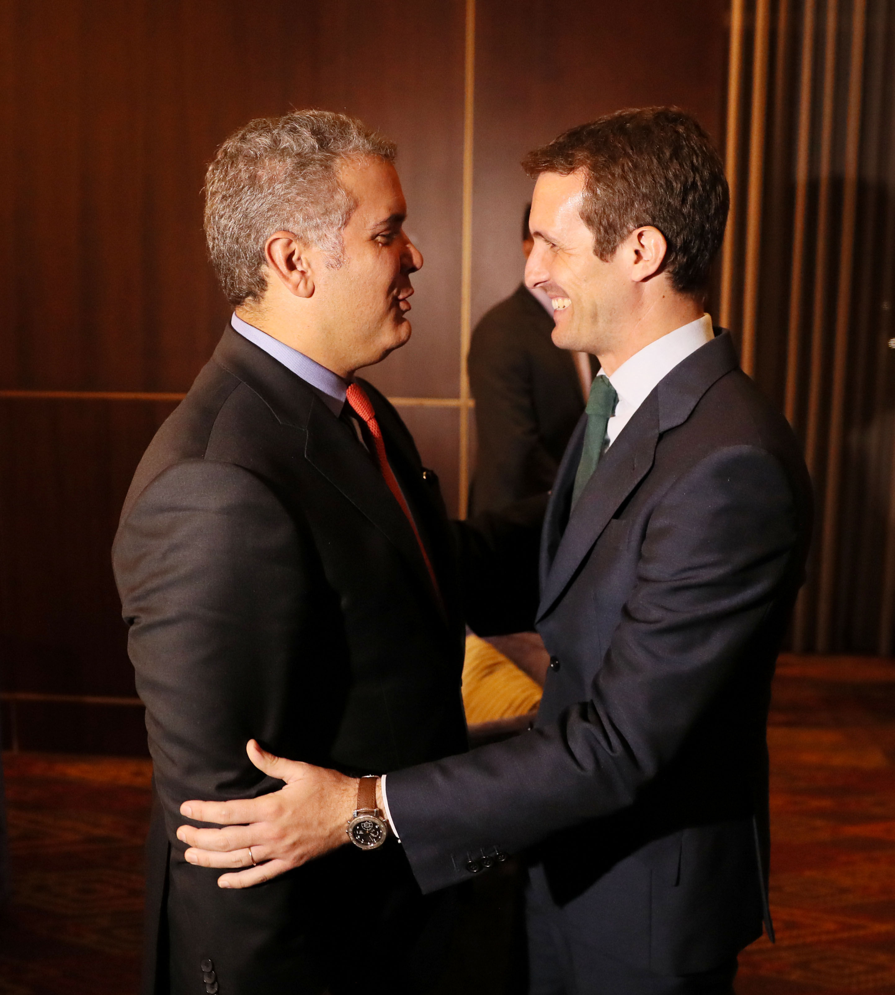 El presidente electo de Colombia, Iván Duque (i), saluda al presidente del Partido Popular español, Pablo Casado (d).