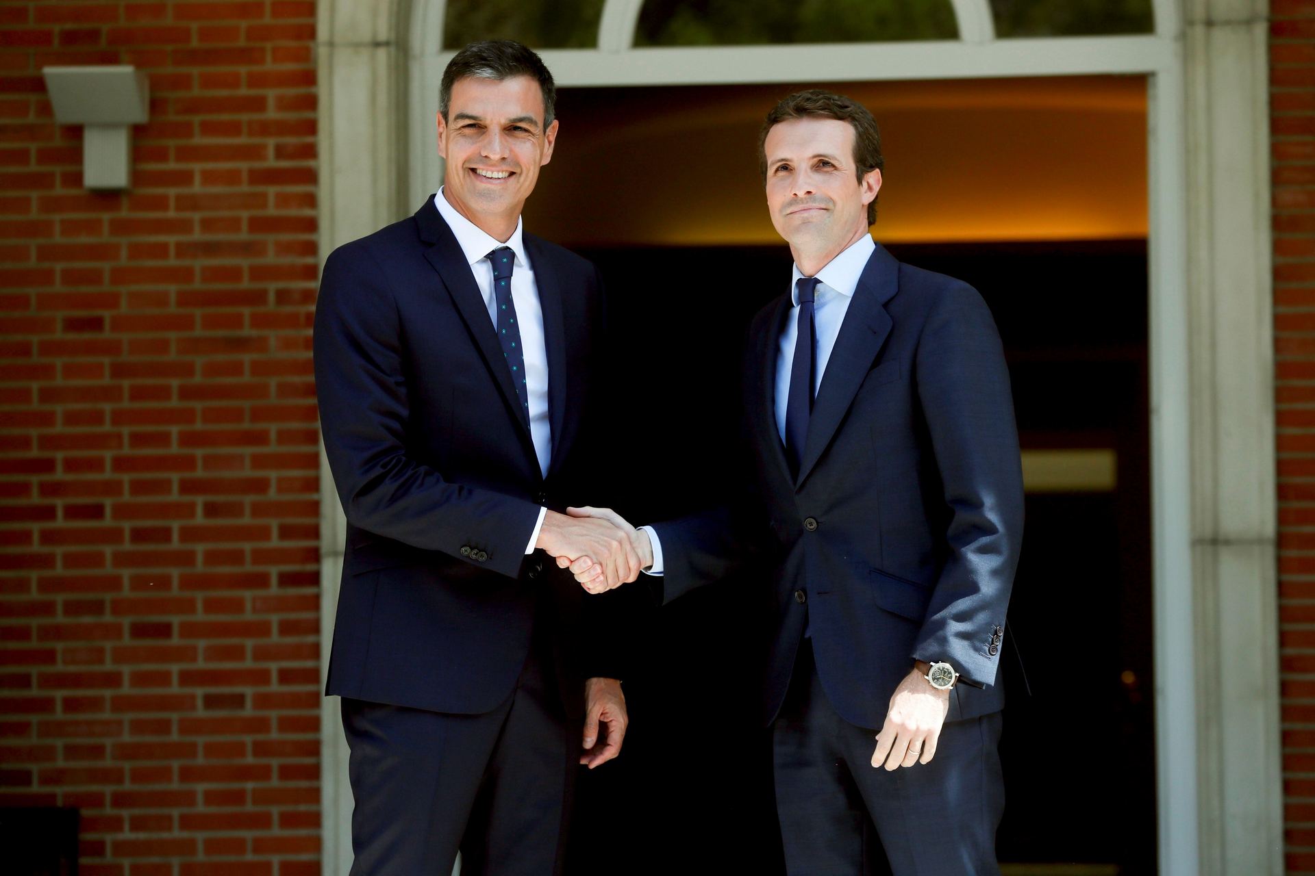 El presidente del Gobierno, Pedro Sánchez, durante el encuentro con el nuevo líder del PP, Pablo Casado.